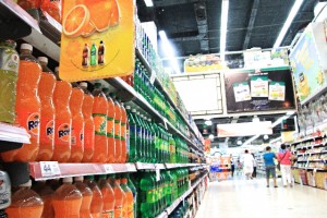 水が売られる大型スーパー